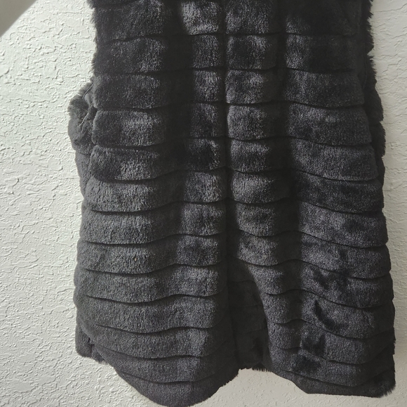 KATYDID Black faux fur lined zip up best, collard fur vest, black fur outerwear - Picture 4 of 14